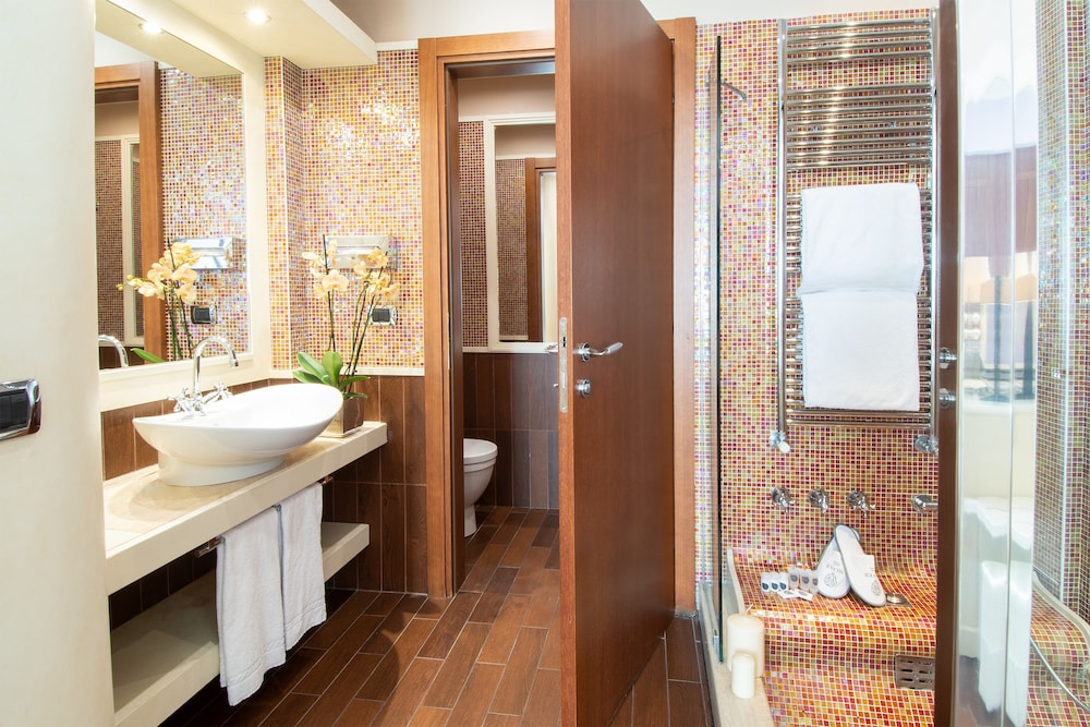 Double Room Single Use thumbnail 6
