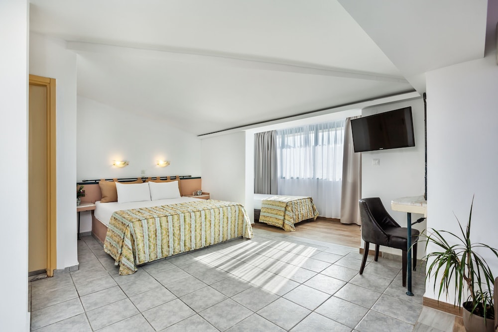 Family Quadruple Room, 1 Bedroom, City View photo 1