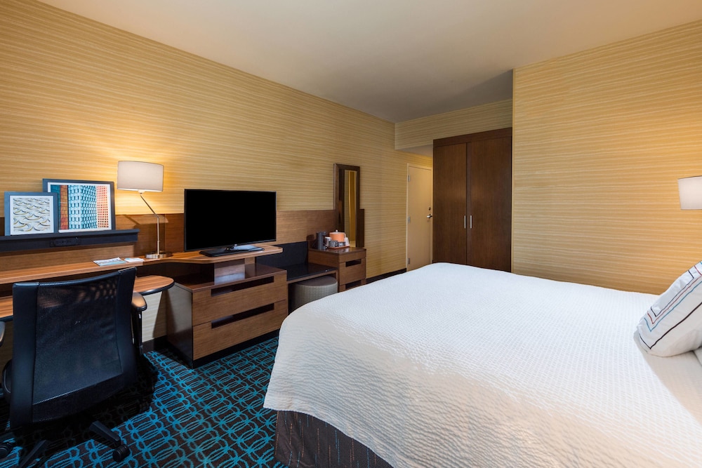 Room, 1 King Bed (Mobility/Hearing Access, Roll-In Shwr) photo 2