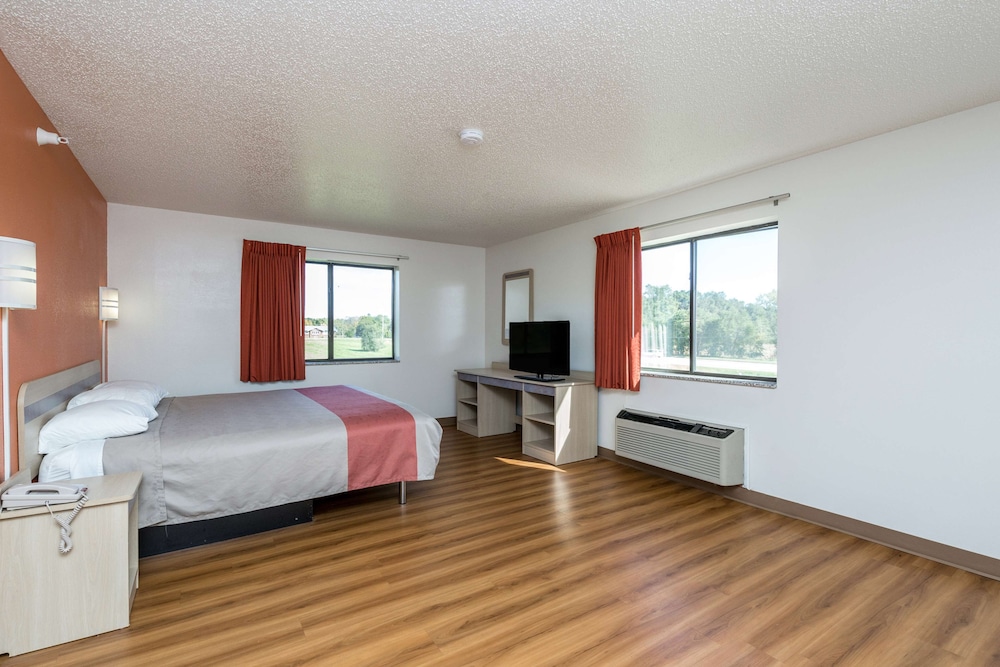 Deluxe Suite, 1 King Bed, Smoking photo 3