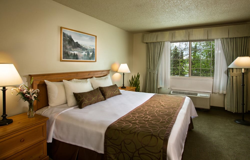 Junior Suite, 1 King Bed, Non Smoking, Private Bathroom (Coast Premium King Junior Suite) - Photo 1