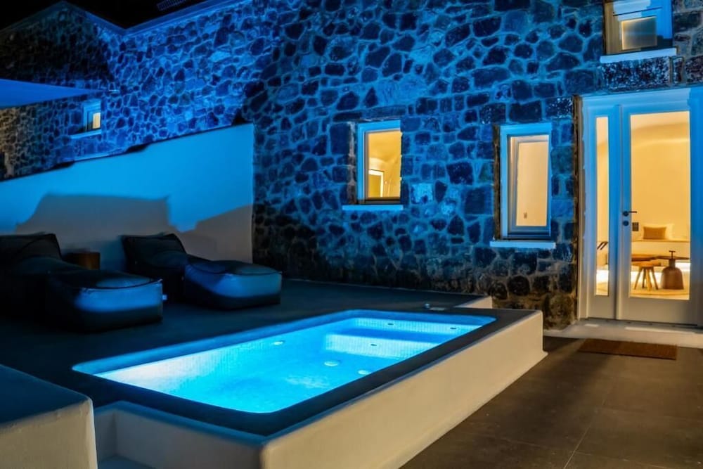 Cave Superior Suite with jacuzzi - Photo 13