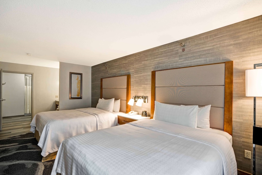 Suite, Non Smoking (2 Queen Beds with Sofabed) - Photo 2