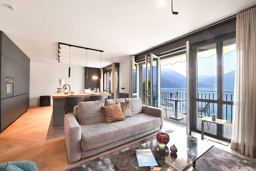 Family Apartment, 1 Bedroom, 2 Bathrooms, Lakeside (Porto Letizia T10)