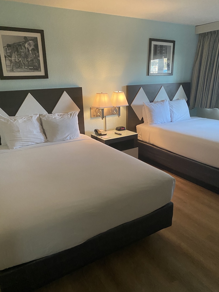 Standard Room, 2 Queen Beds - Photo 12