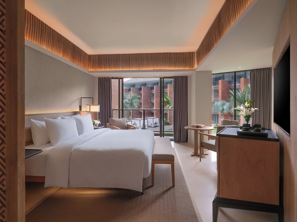 Grand Deluxe room, balcony and pool view - 1 king bed