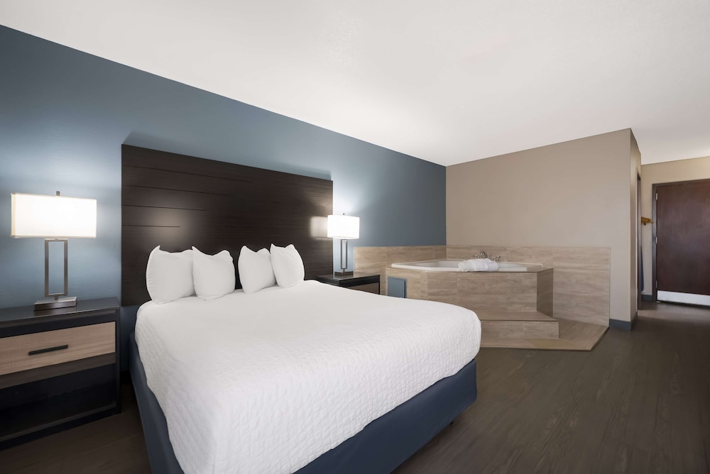 Suite, 1 Queen Bed, Non Smoking, Jetted Tub photo 2