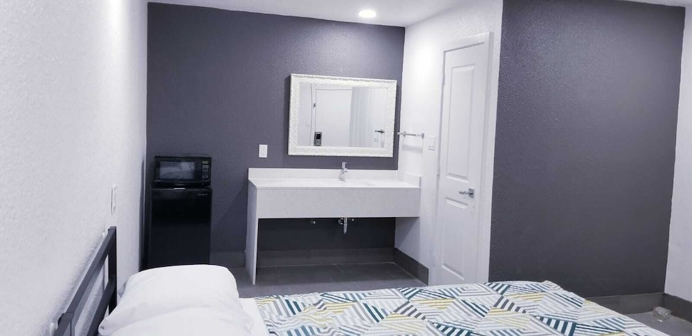 Standard Room, 1 King Bed, Non Smoking - Photo 9