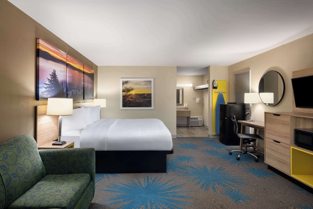 Studio Suite, 1 King Bed, Non Smoking - Photo 1