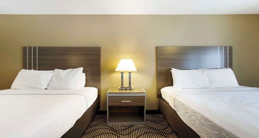 Standard Room, 2 Queen Beds, Non Smoking, Refrigerator & Microwave photo 2