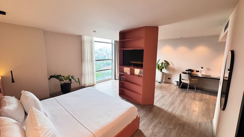 Deluxe Studio Suite, 1 King Bed - Photo 24