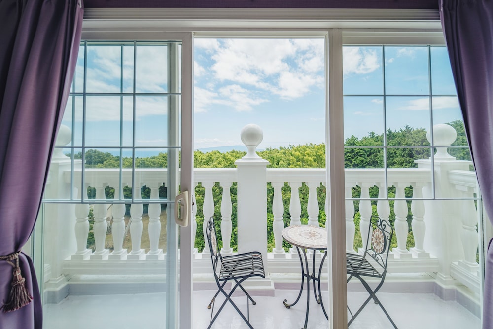 Deluxe Twin Room, 2 Twin Beds, Balcony, Partial Sea View photo 3