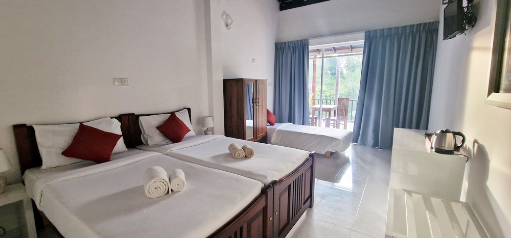 Superior Triple Room, Balcony, Pool View photo 1