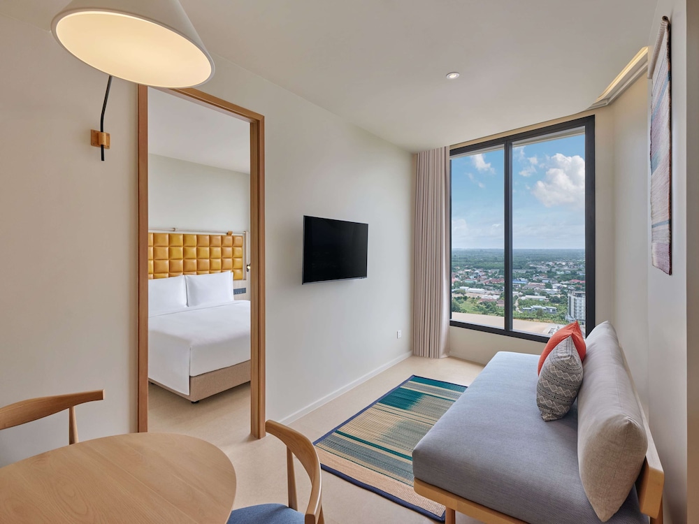 Deluxe Suite, 1 King Bed - Photo 4