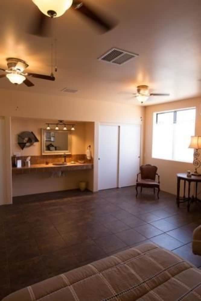 Mesquite Room With Shared Shower - No Smoking in Rooms or on Grounds photo 2