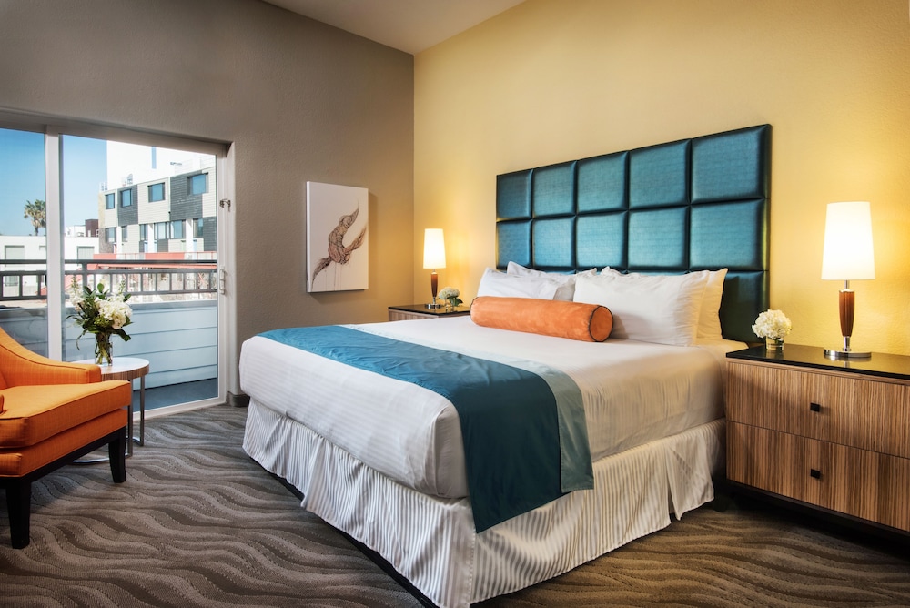 Deluxe Room, 1 King Bed, Balcony - Photo 3