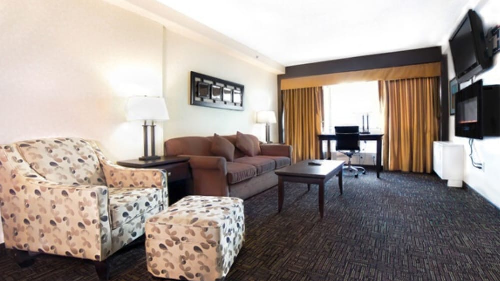 Executive Suite, City View - Photo 3