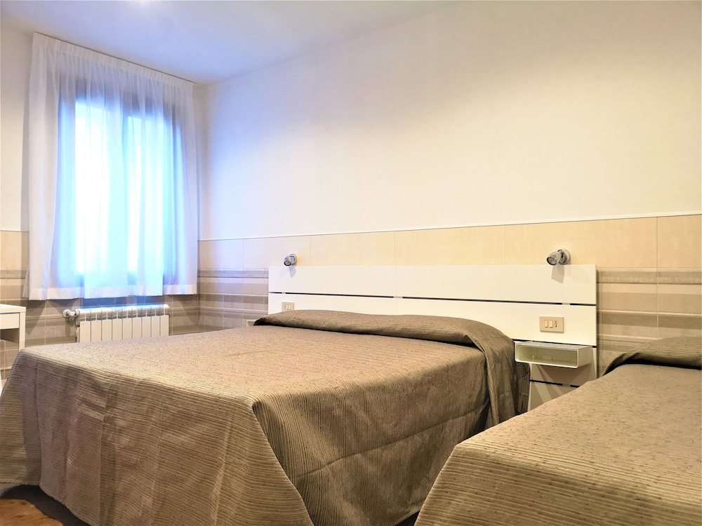 Standard Triple Room, Ensuite photo 3