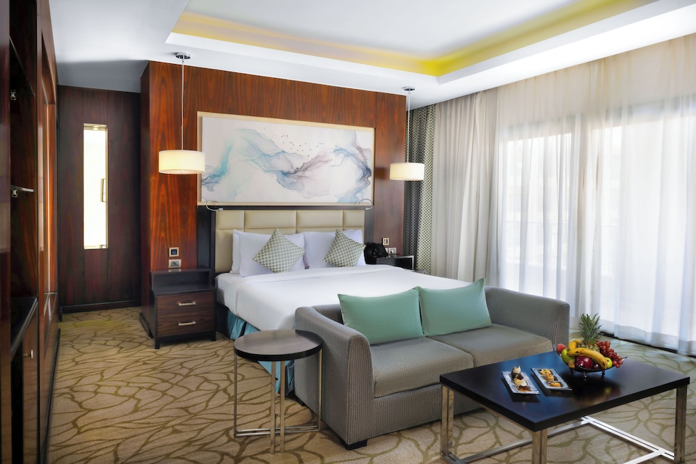 Premium Room, 1 King Bed, Pool View - Photo 5