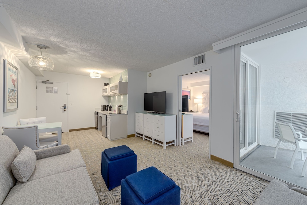 Premium Poolside King Suite photo 2