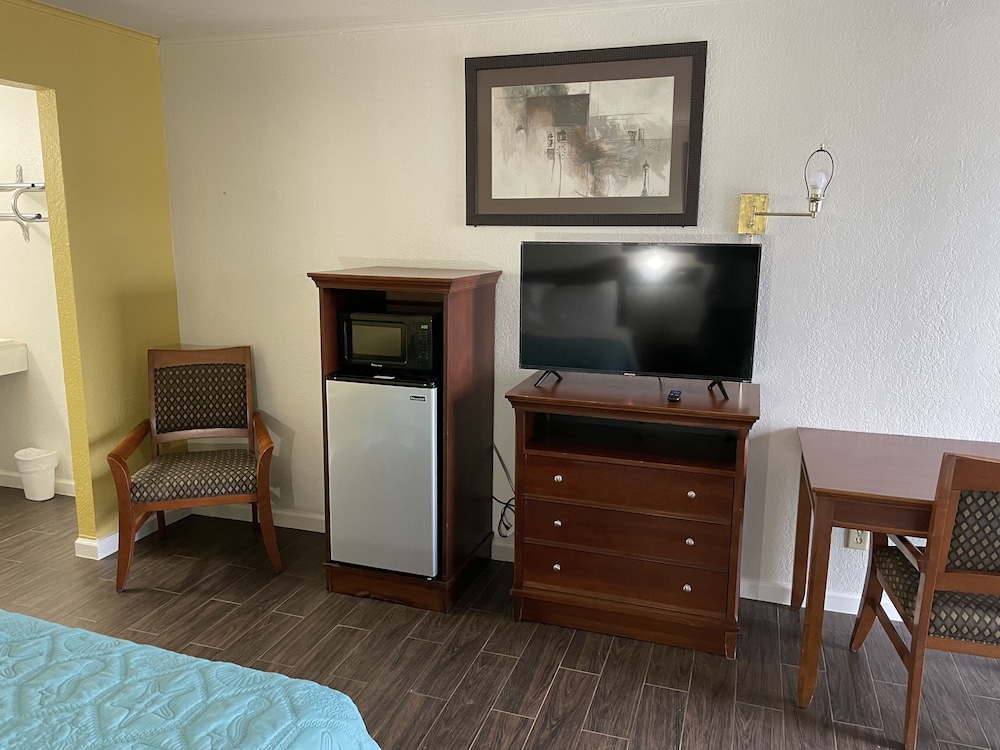 Newly Remodel Room, Queen Bed - Photo 1
