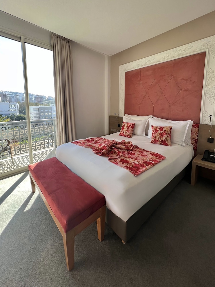 Deluxe Double Room - Photo 13