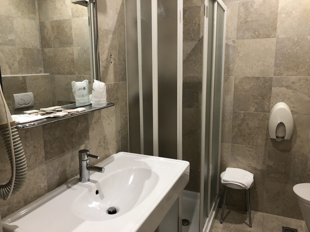 Classic Triple Room - Photo 9