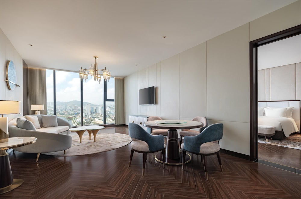 Suite, 1 Bedroom, Lake View - Photo 5