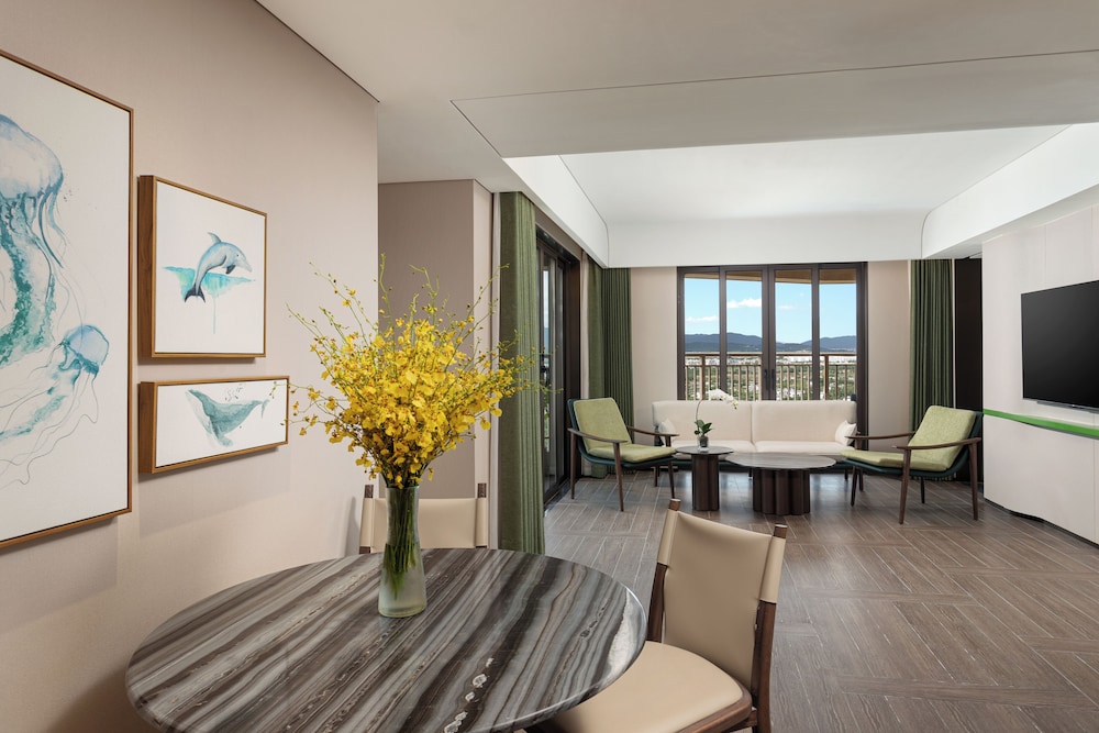 Suite, 2 Bedrooms - Photo 2