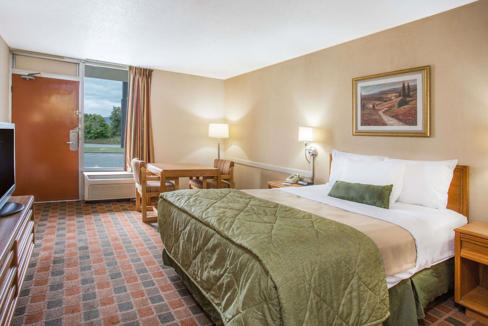 Standard Room, 1 Queen Bed, Accessible - Photo 1