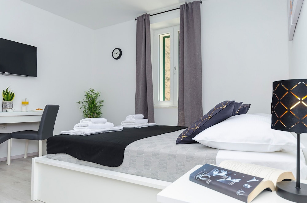 Room (S1) - Photo 6