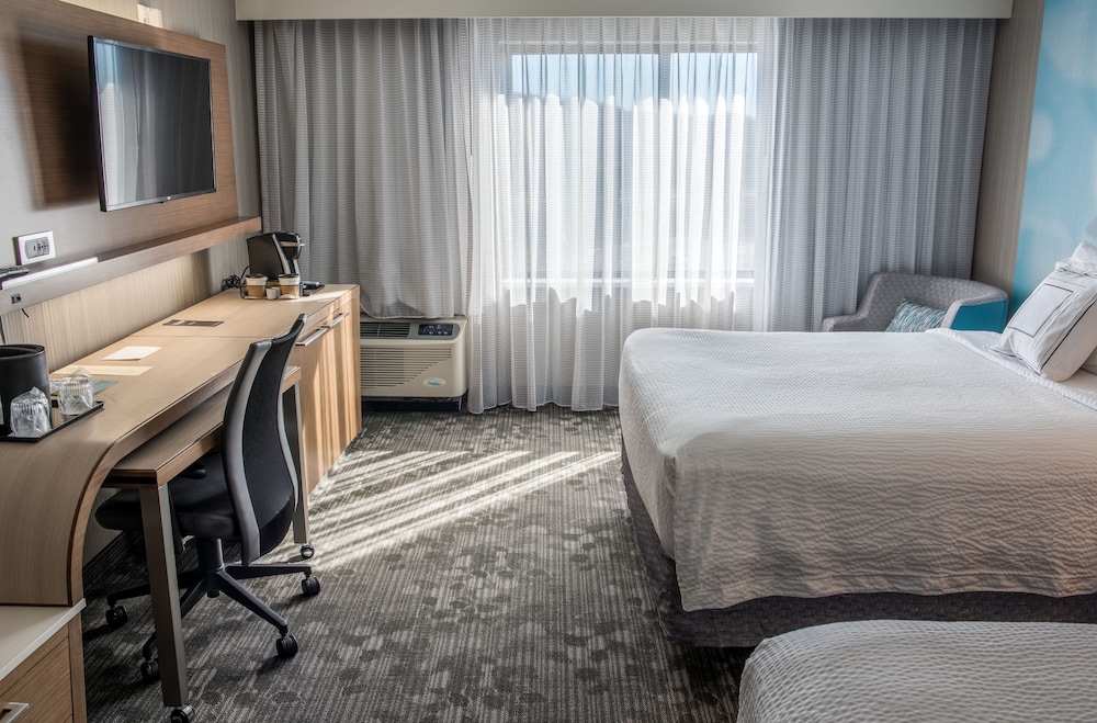 Room, 2 Queen Beds (Mobility/Hearing Accessible, Tub) - Photo 1