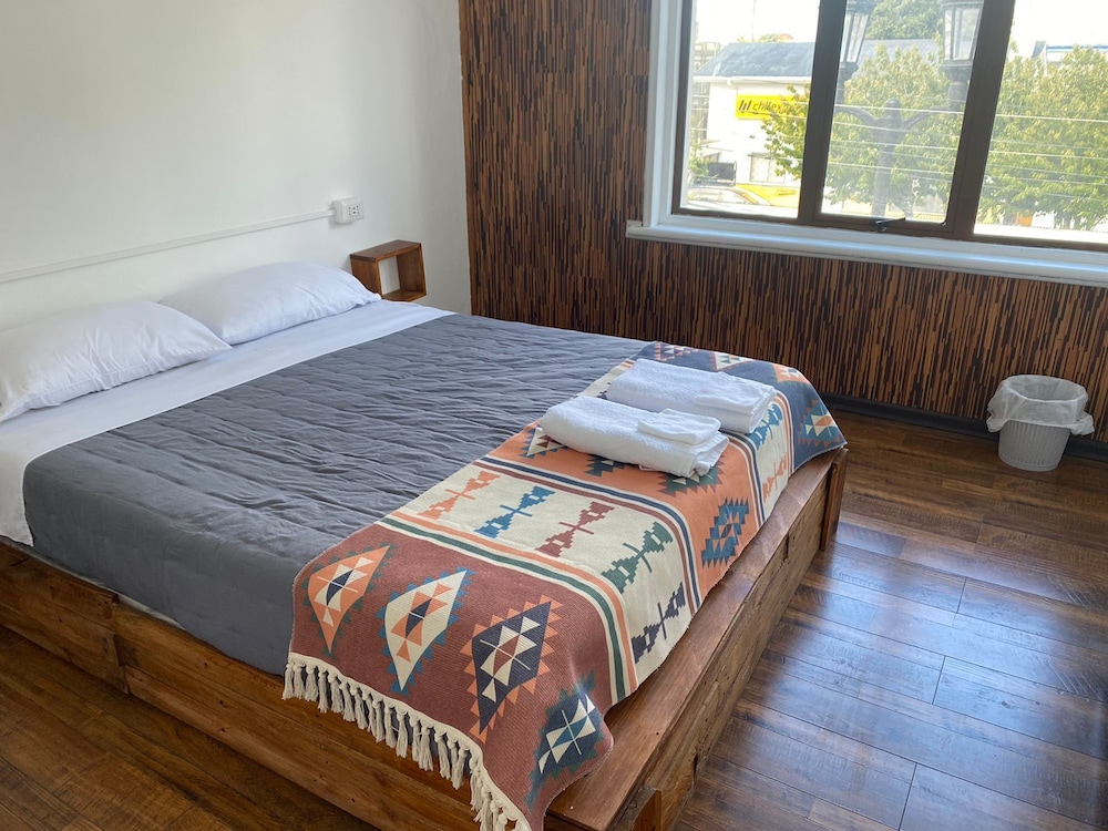 Classic Double Room, 1 Queen Bed, Shared Bathroom photo 1