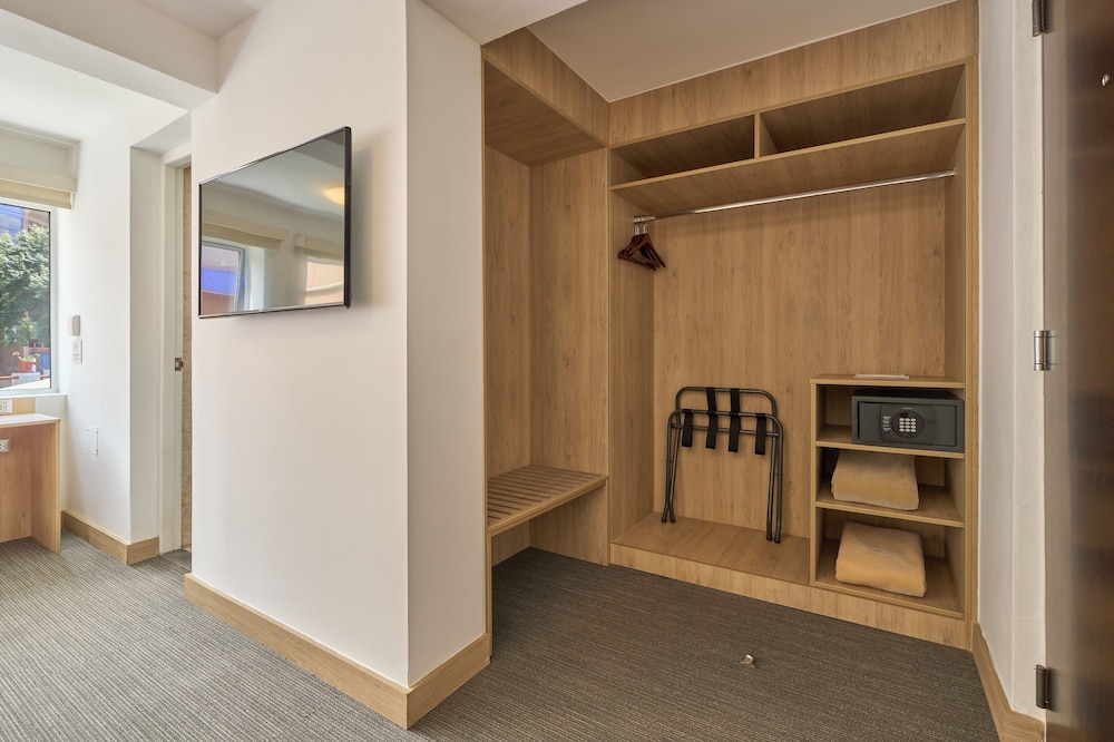 Superior Room, 1 Queen Bed, Courtyard View photo 2