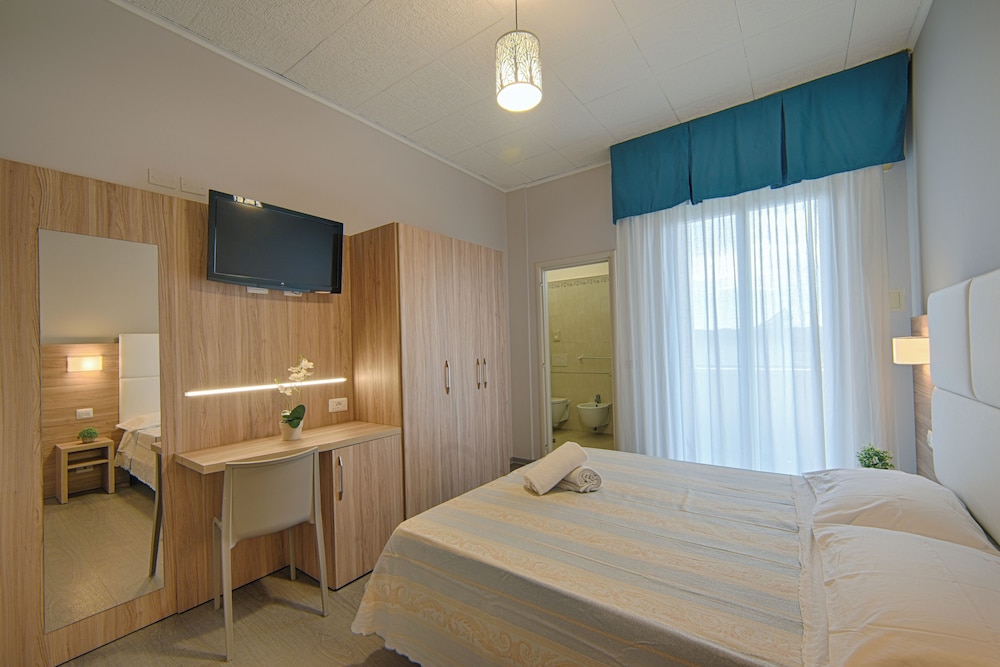 Deluxe Quadruple Room, City View