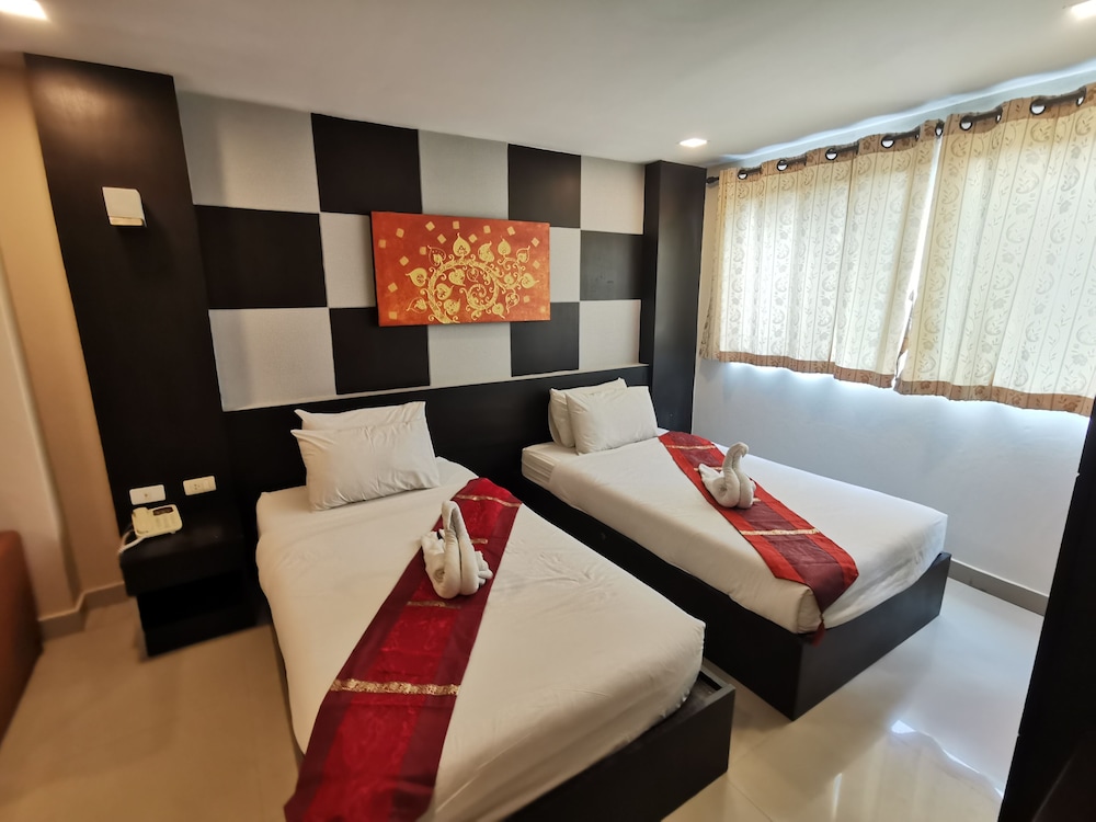 Deluxe Double or  Twin with Breakfast and Airport Transfer - Photo 17