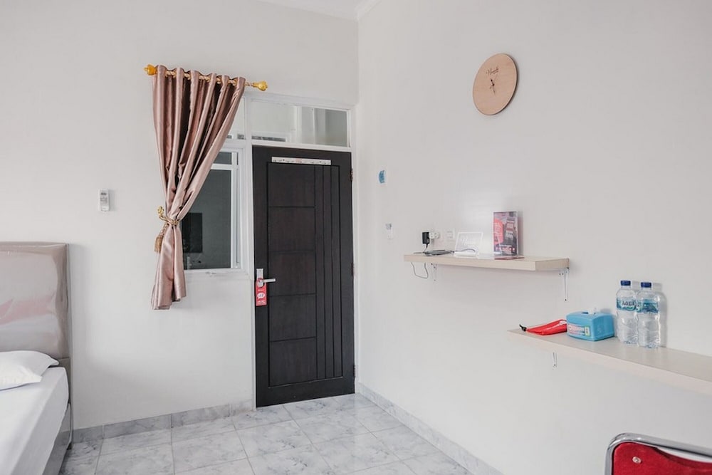 Double Room (RedDoorz) - Photo 10