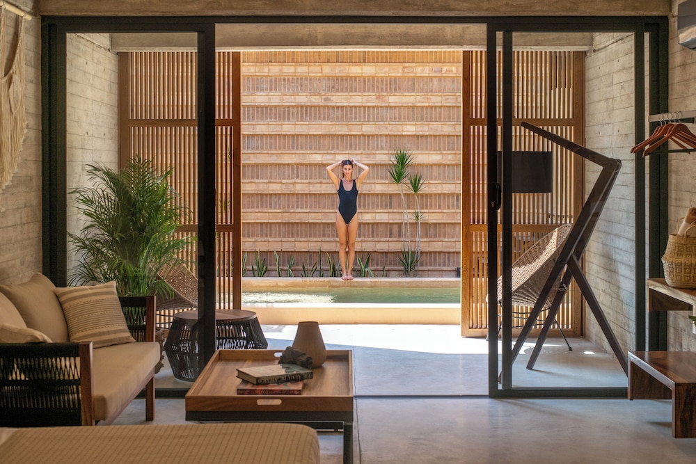 Superior Room, 1 King Bed, Pool View 1 photo 1