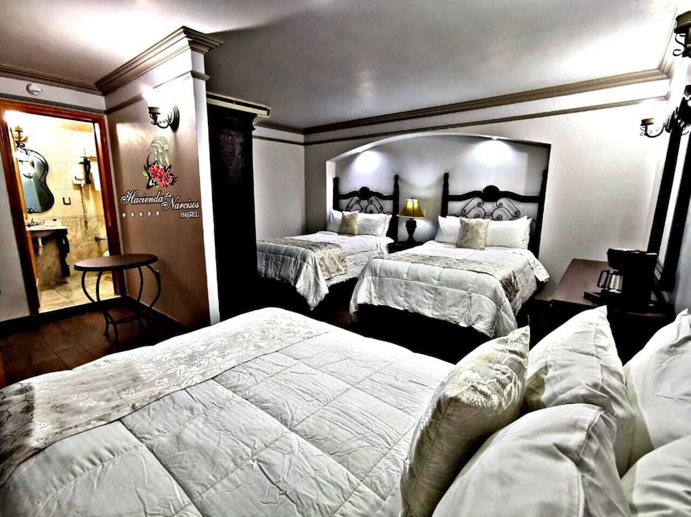 Standard Room, Multiple Beds, Non Smoking photo 2
