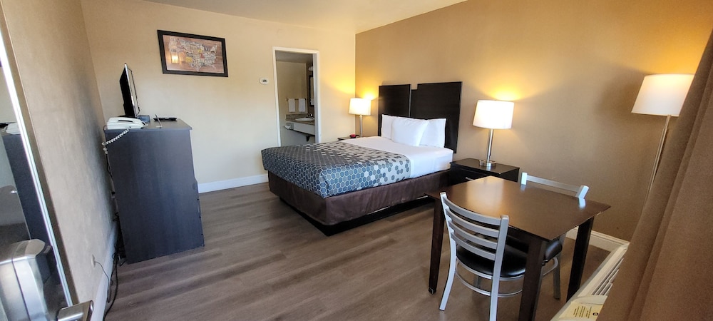Standard Room, 1 Queen Bed - Photo 4