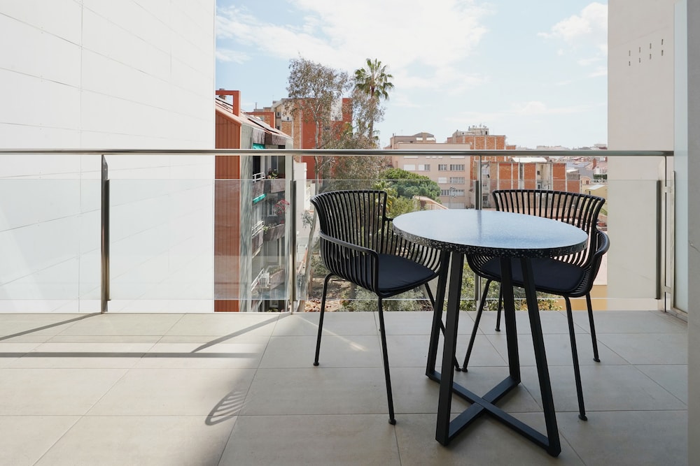 1 Bedroom Apartment, Balcony and Sofa photo 2