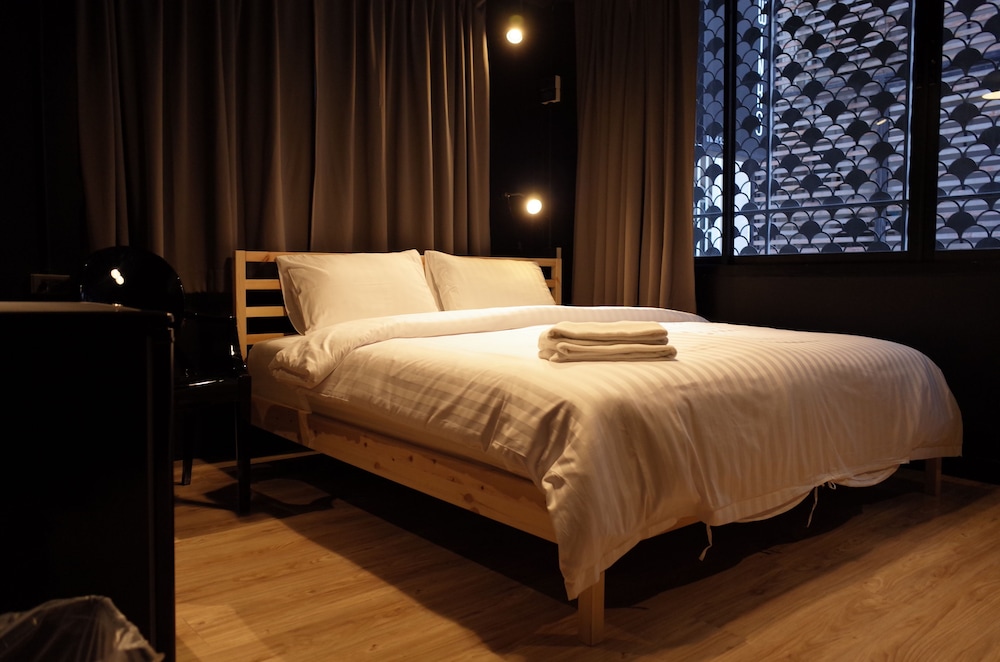 SL2 Classic: King Room with Private External Bathroom photo 1