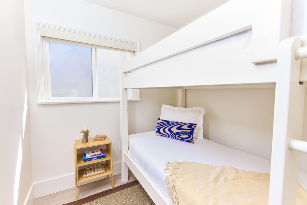 Peaceful Queen Room with Bunk Beds photo 2