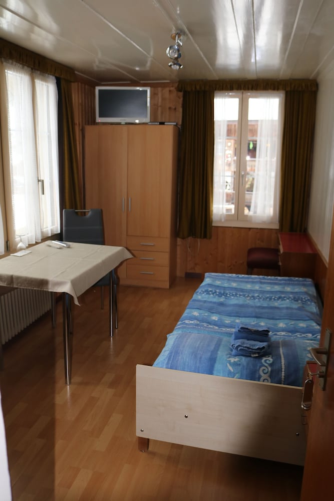 Single Room, 1 Twin Bed, Shared Bathroom, Mountain View photo 1