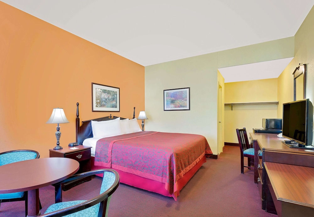 Standard Room, 1 Queen Bed - Photo 6