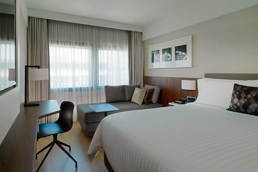 Premium Room, 1 King Bed with Sofa bed (View) thumbnail 5