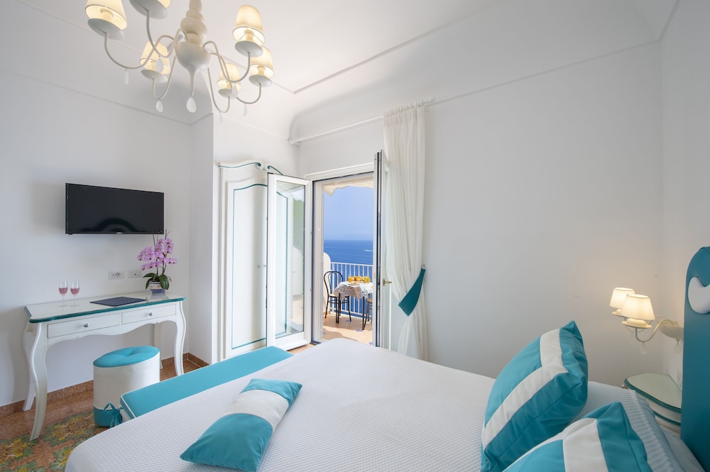 Standard Triple Room, Terrace, Sea View photo 3