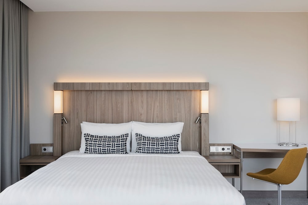 Standard Room, 1 King Bed, Courtyard View - Photo 1