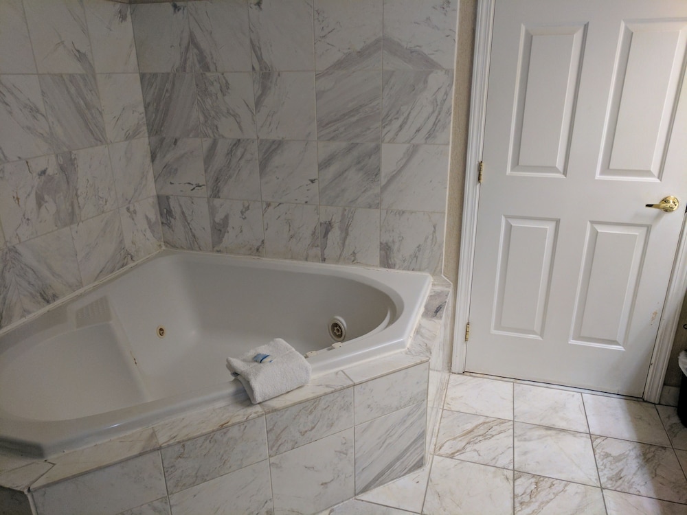 Suite, 1 King Bed, Jetted Tub - Photo 4