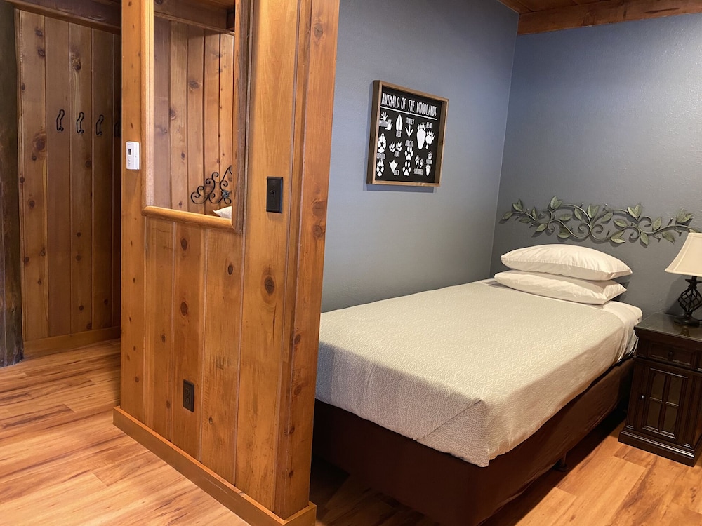 Room, 2 Queen Bed and 1 Single Bed photo 3